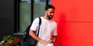 Cuts price on striker-flop to tempt Manchester United to sign