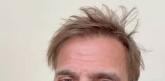 Jürgen Klopp takes out the microphone