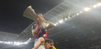 Jørgen Strand Larsen warms up for the World Cup by lifting the UEFA trophy