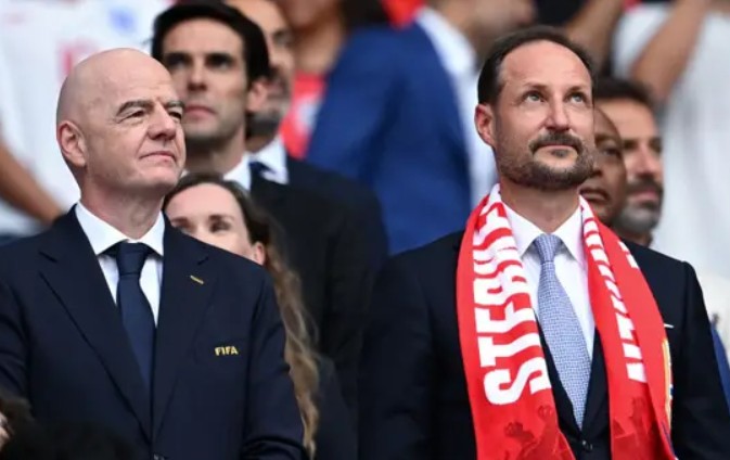 Gianni-Infantino-og-Hakon-Magnus.jpg
